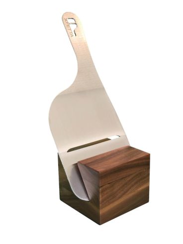 Affettatartufi Xfetta, ideato da Davide Oldani e realizzato da Ambrogio Sanelli con Cubo in legno 