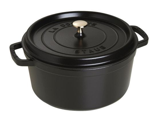 Casseruola tonda in ghisa per induzione colore nero con maniglie e coperchio, diam. 24cm