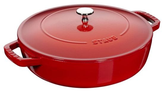Tegame in ghisa per induzione colore rosso con maniglie e coperchio, diam. 24cm