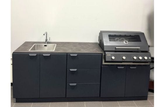 Cucina da esterno Porta Maggiore OF Outdoorkitchens, con barbecue nero 4 fuochi e lavello, 240cm - PRODOTTO IN ESPOSIZIONE, RITIRO IN SEDE