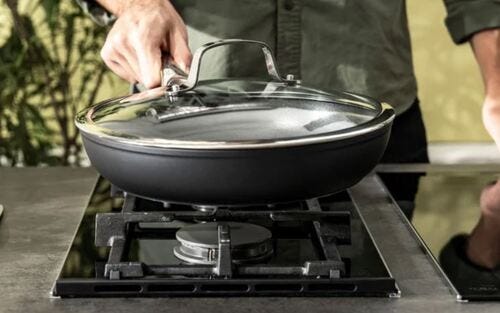 padella antiaderente ballarini con coperchio su fornello a gas